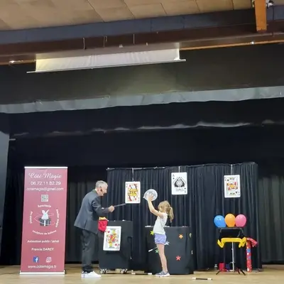Spectacle de magie lors d'un arbre de Noël