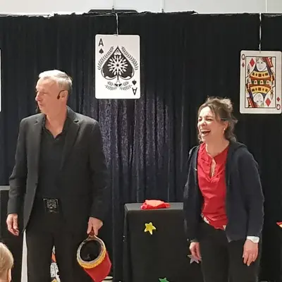 Francis en spectacle devant des enfants en cercle