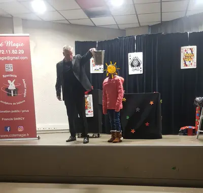 Tour de magie avec un foulard coloré pour les enfants