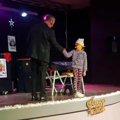 Spectacle dans une salle des fêtes pour des enfants