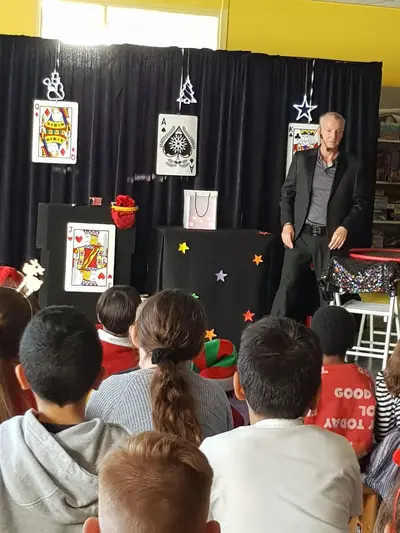Enfants debout, captivés par un tour spectaculaire