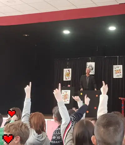 Francis présente un tour à un groupe de jeunes spectateurs