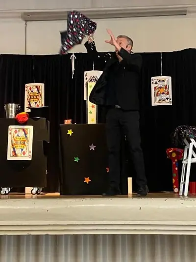 Enfant montant sur scène pour aider le magicien