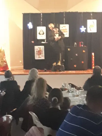 Spectacle de magie pendant une fête de Noël